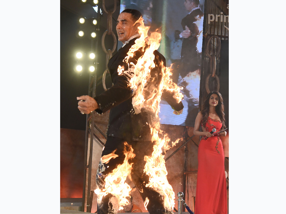 Akshay Kumar sets himself on fire Photo Gallery - Sakshi2