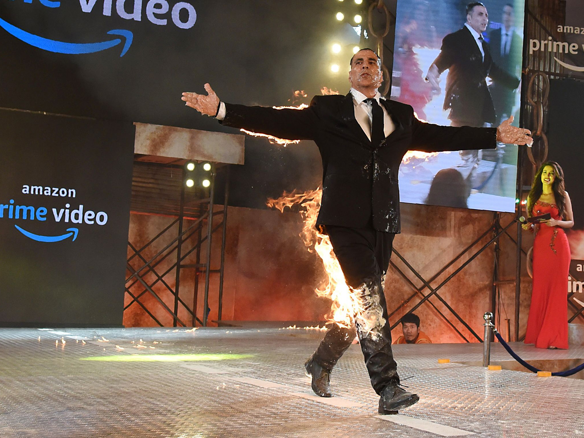 Akshay Kumar sets himself on fire Photo Gallery - Sakshi1