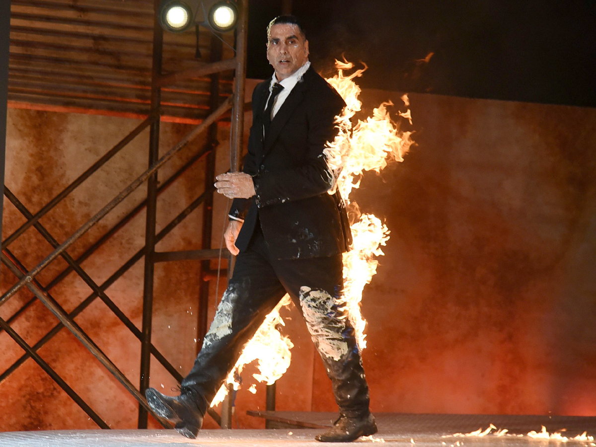 Akshay Kumar sets himself on fire Photo Gallery - Sakshi6