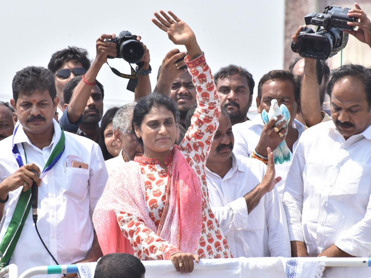 YS Sharmila Speech In Ponnuru Public Meeting Photo Gallery - Sakshi3