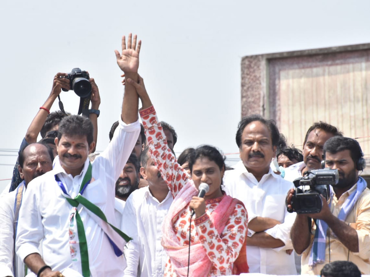 YS Sharmila Speech In Ponnuru Public Meeting Photo Gallery - Sakshi4