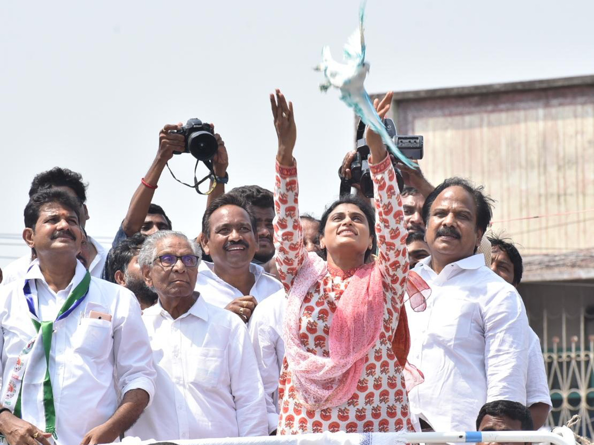 YS Sharmila Speech In Ponnuru Public Meeting Photo Gallery - Sakshi5