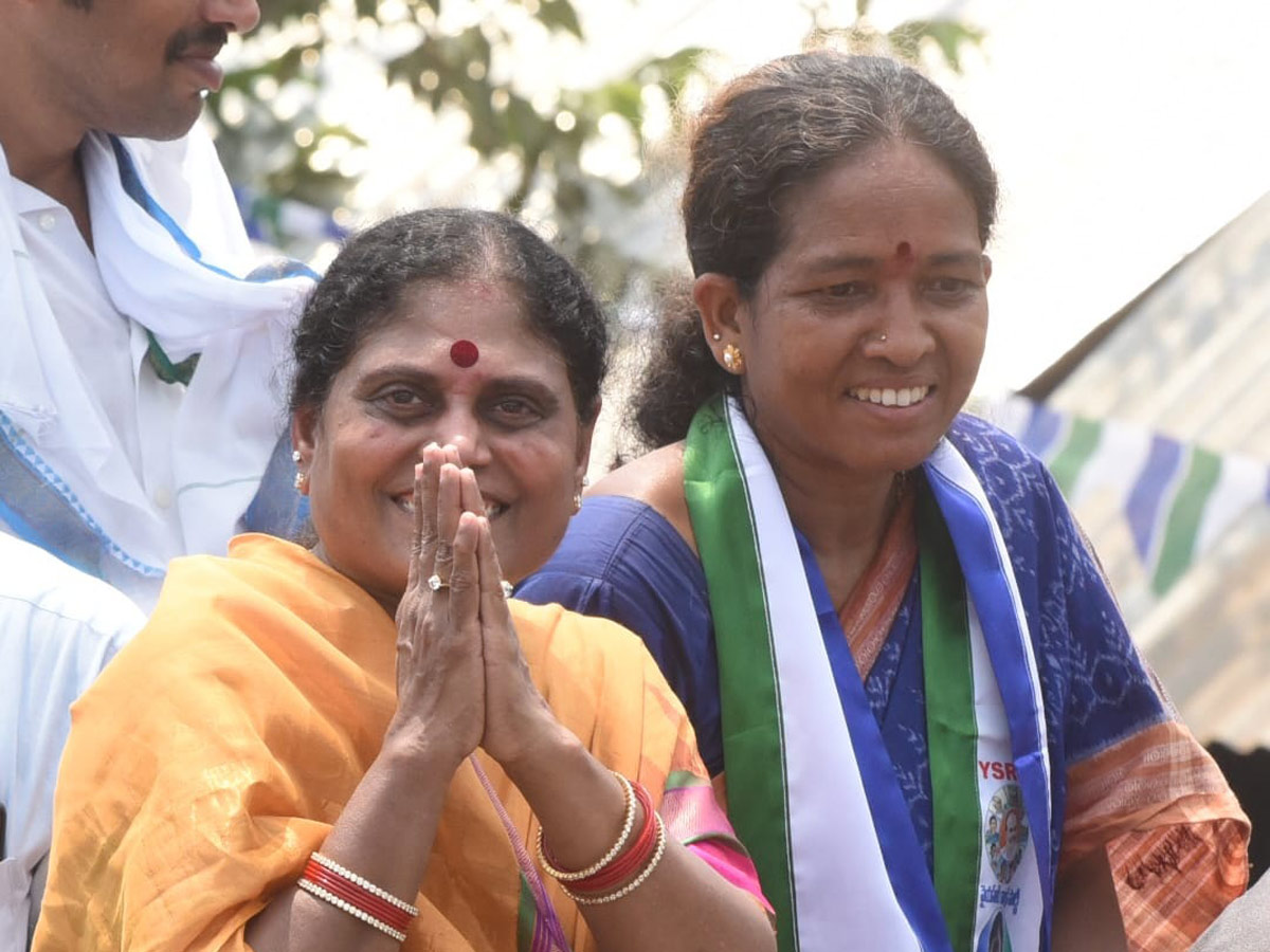 YS Vijayamma Public Meeting at Srikakulam District Photo Gallery - Sakshi10