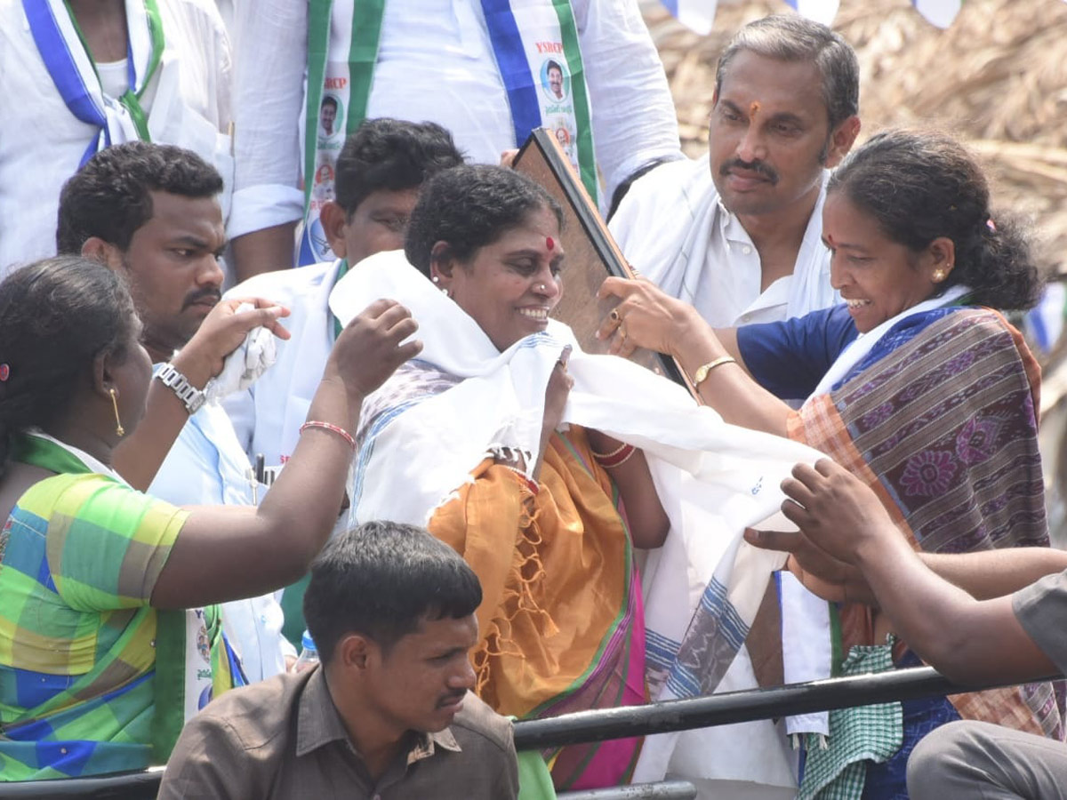 YS Vijayamma Public Meeting at Srikakulam District Photo Gallery - Sakshi14