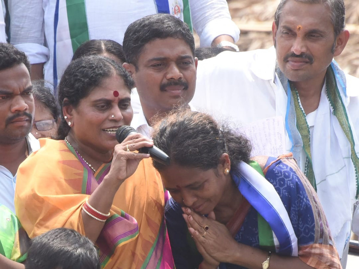 YS Vijayamma Public Meeting at Srikakulam District Photo Gallery - Sakshi15