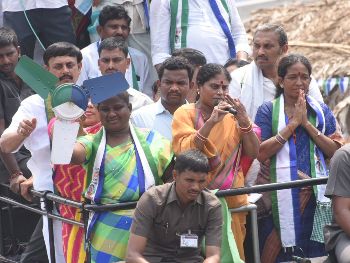 YS Vijayamma Public Meeting at Srikakulam District Photo Gallery - Sakshi16