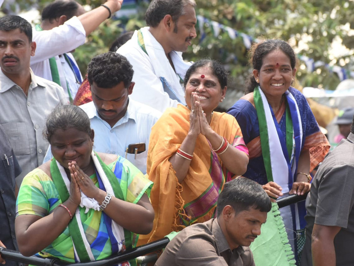 YS Vijayamma Public Meeting at Srikakulam District Photo Gallery - Sakshi17