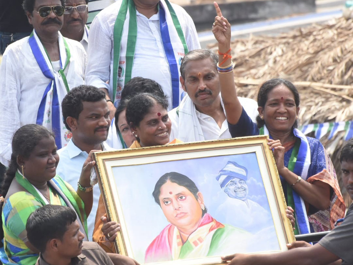 YS Vijayamma Public Meeting at Srikakulam District Photo Gallery - Sakshi4