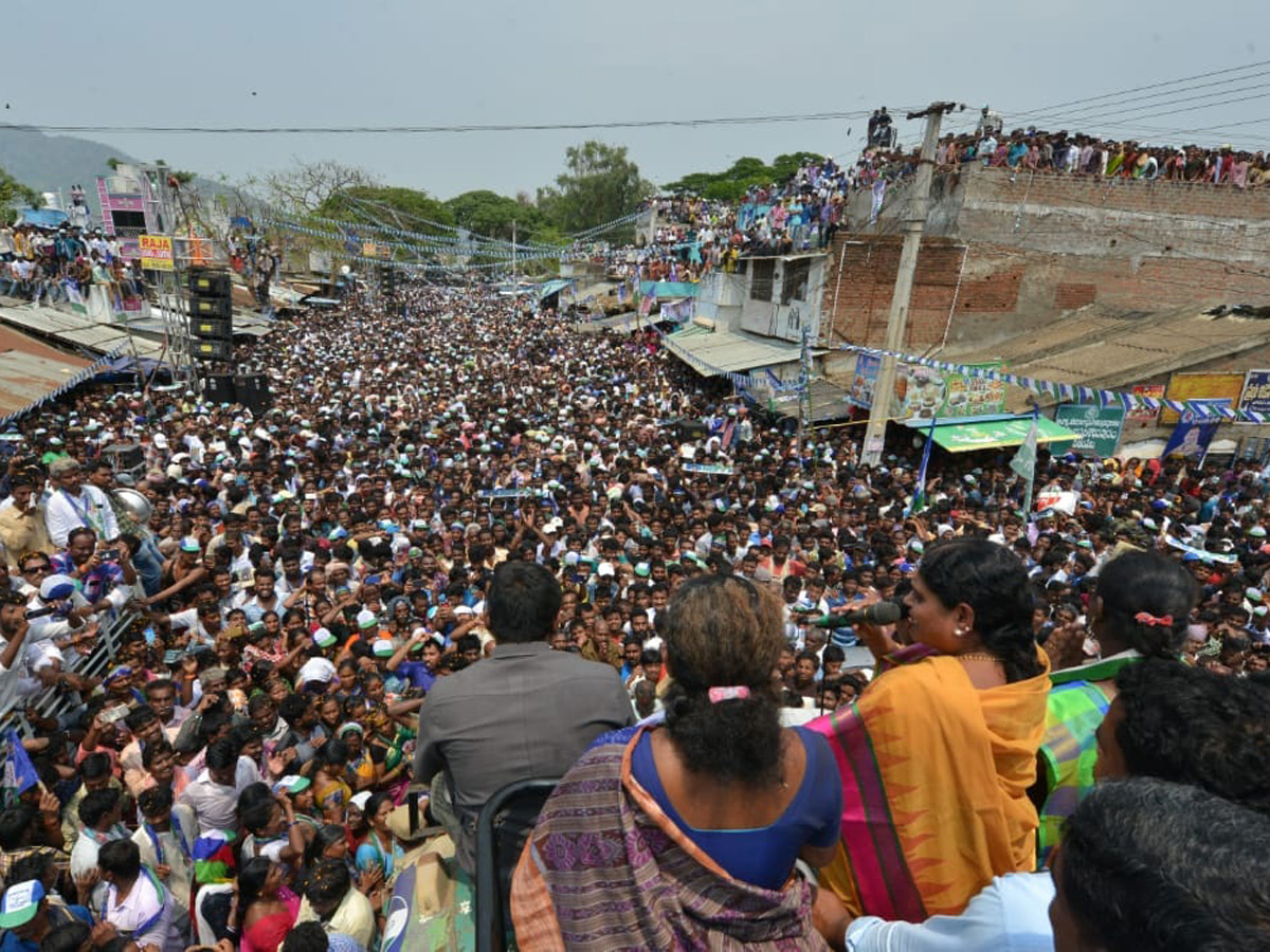 YS Vijayamma Public Meeting at Srikakulam District Photo Gallery - Sakshi9