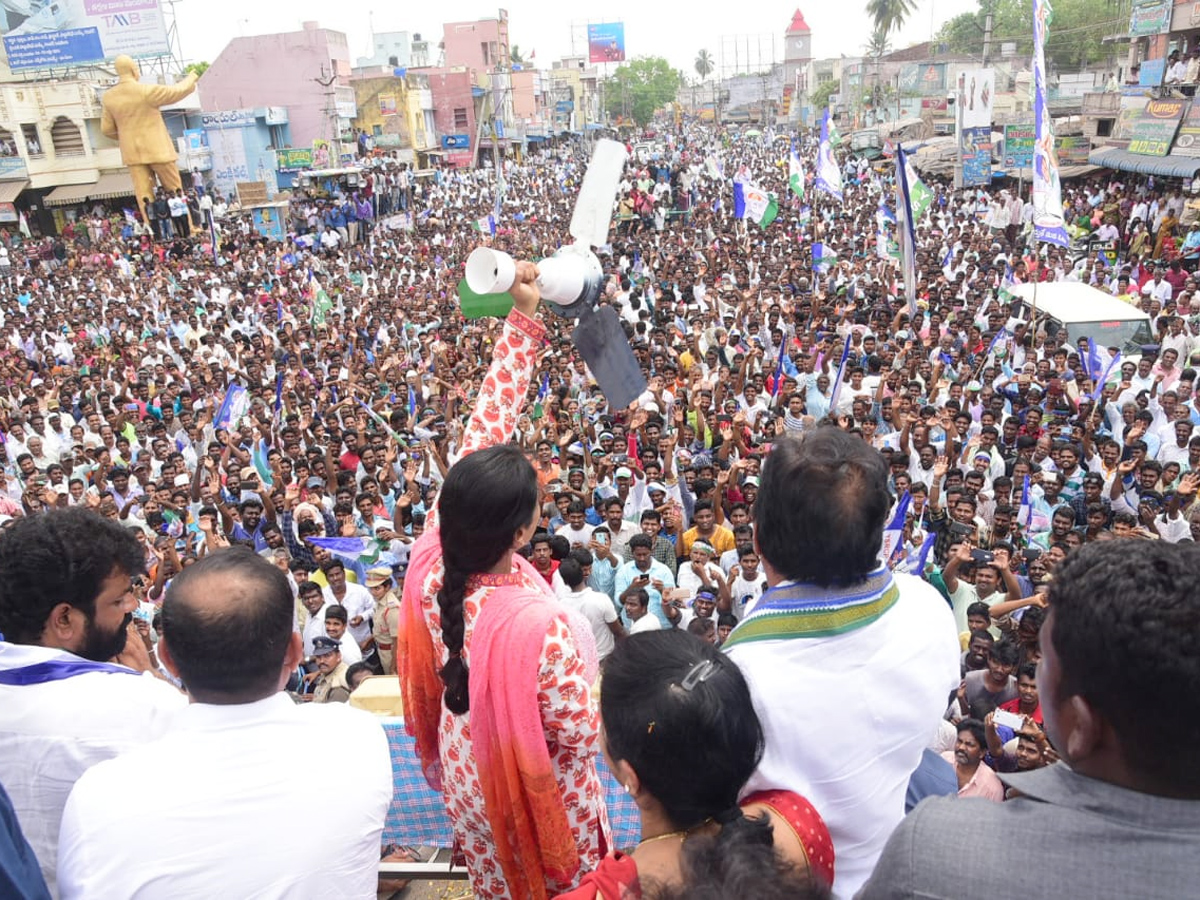 ys sharmila meeting at bapatla Photo Gallery - Sakshi4