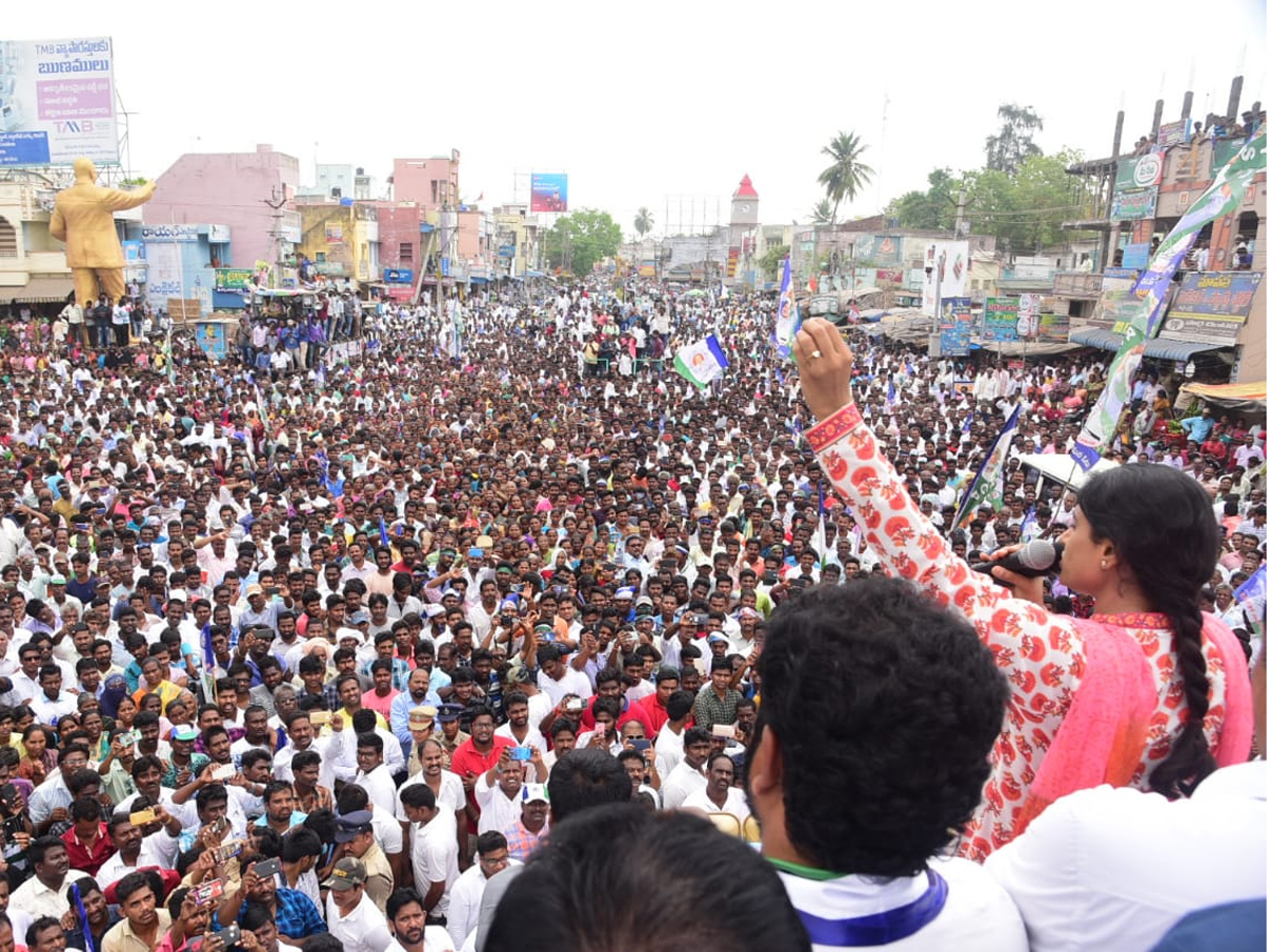 ys sharmila meeting at bapatla Photo Gallery - Sakshi1