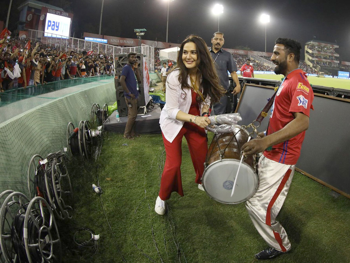 Royal Challengers Bangalore beat Kings XI Punjab for first win of the season - Sakshi9