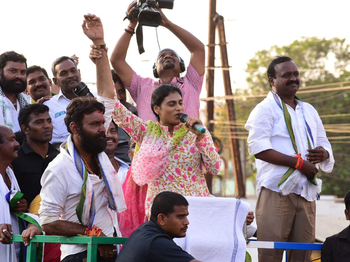 YS Sharmila Speech In Gudivada Public Meeting Photo Gallery - Sakshi1