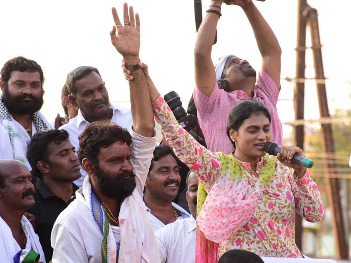 YS Sharmila Speech In Gudivada Public Meeting Photo Gallery - Sakshi11