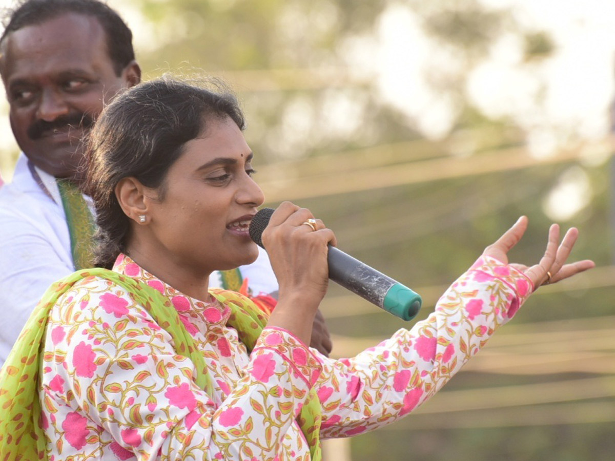 YS Sharmila Speech In Gudivada Public Meeting Photo Gallery - Sakshi12