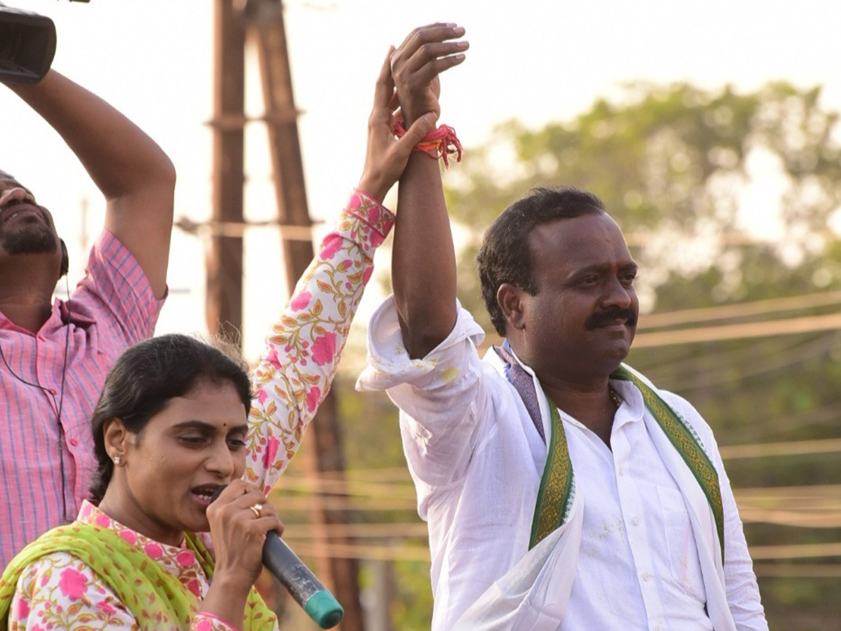 YS Sharmila Speech In Gudivada Public Meeting Photo Gallery - Sakshi13