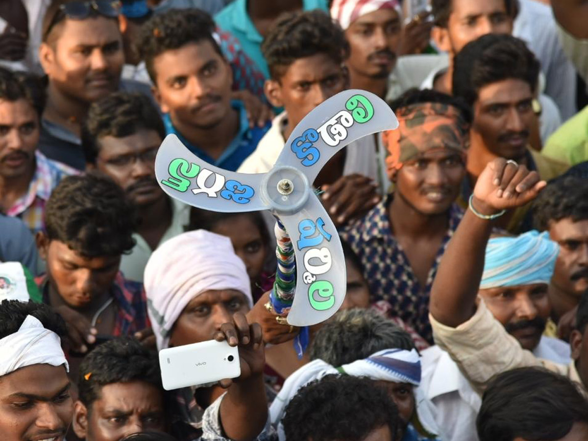 YS Sharmila Speech In Gudivada Public Meeting Photo Gallery - Sakshi15