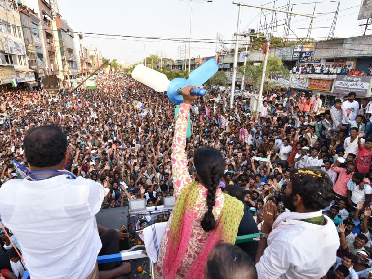 YS Sharmila Speech In Gudivada Public Meeting Photo Gallery - Sakshi4