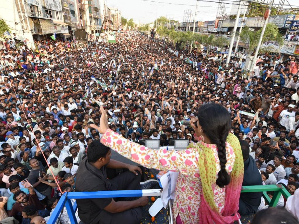 YS Sharmila Speech In Gudivada Public Meeting Photo Gallery - Sakshi5