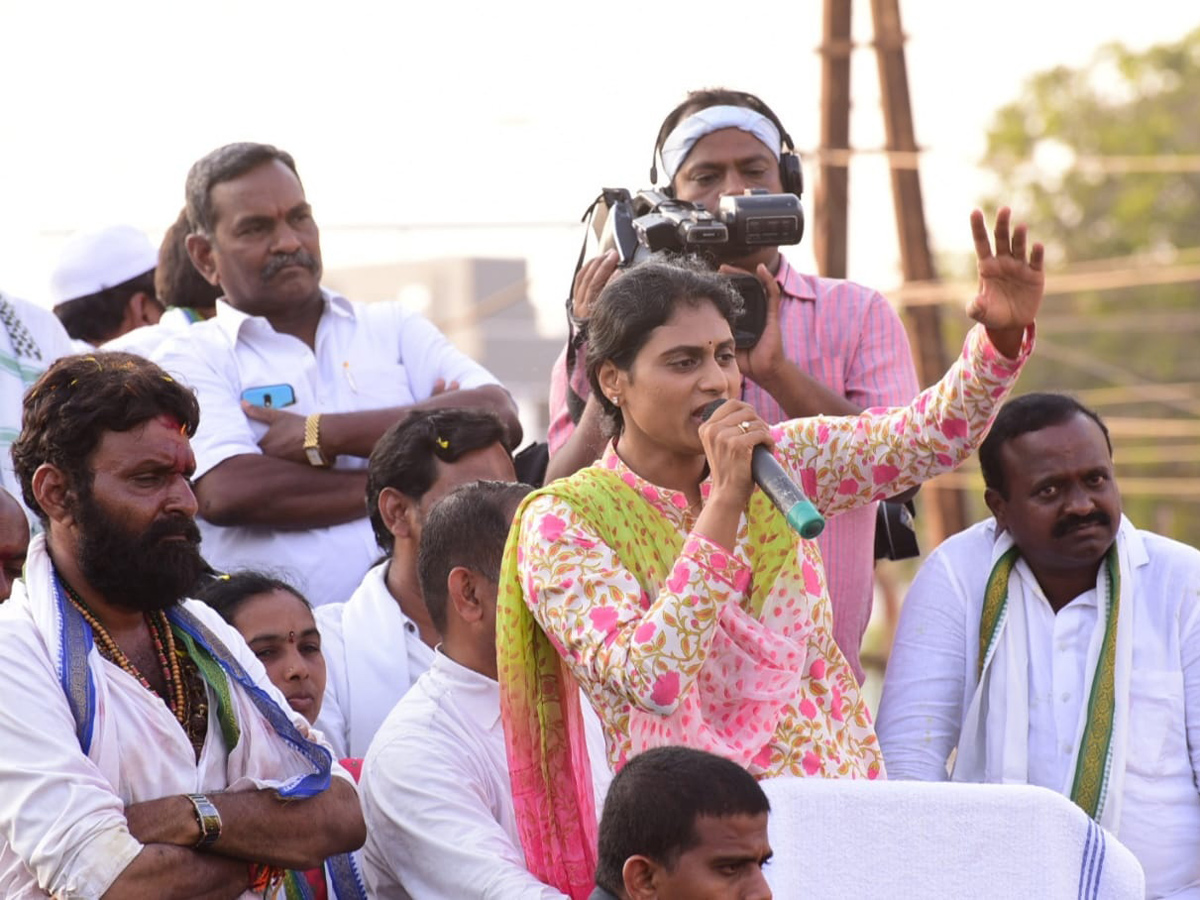 YS Sharmila Speech In Gudivada Public Meeting Photo Gallery - Sakshi6