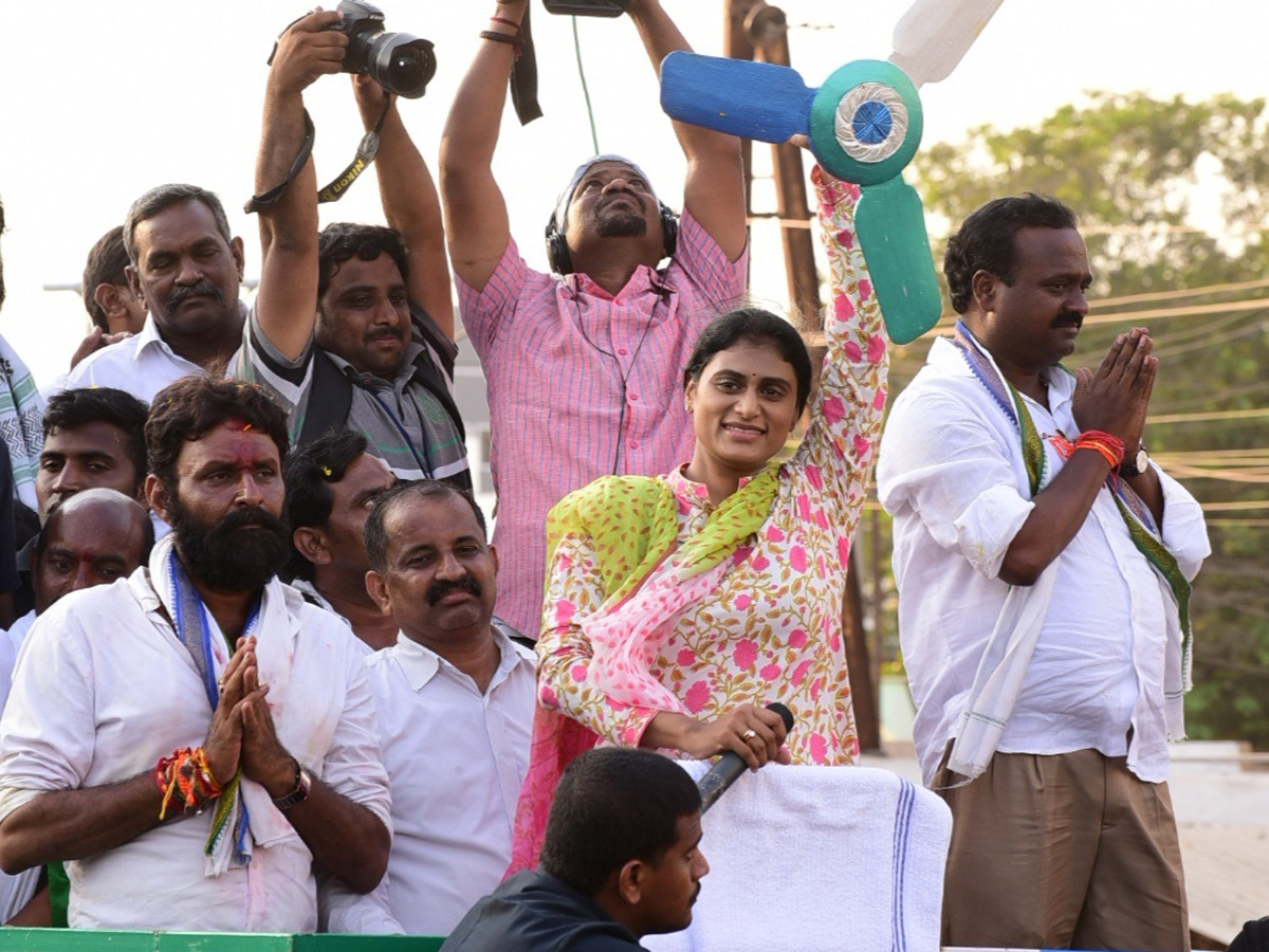 YS Sharmila Speech In Gudivada Public Meeting Photo Gallery - Sakshi8