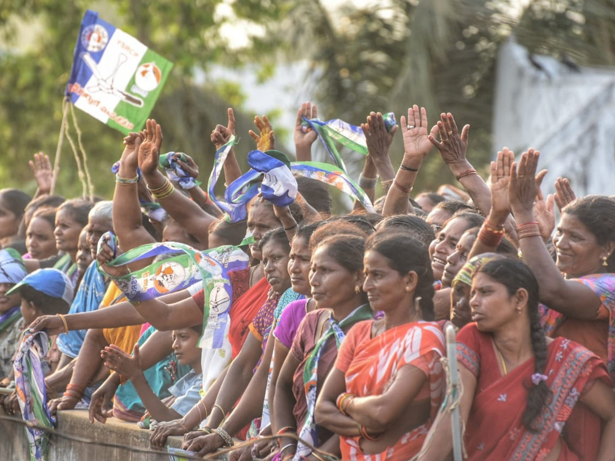 YS Vijayamma Public Meeting at Therlam Photo Gallery - Sakshi5