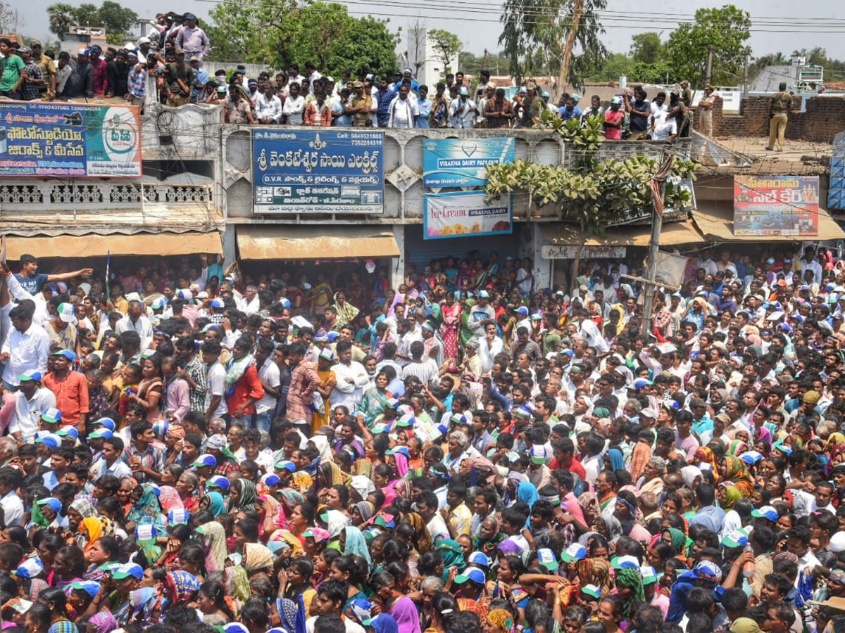 YS Vijayamma public meeting At Echerla Photo Gallery - Sakshi5