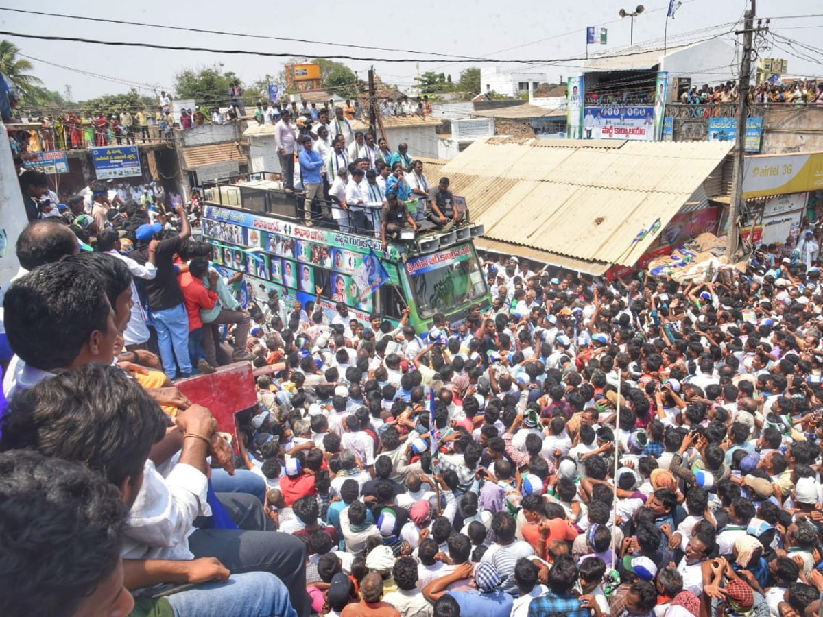 YS Vijayamma public meeting At Echerla Photo Gallery - Sakshi1