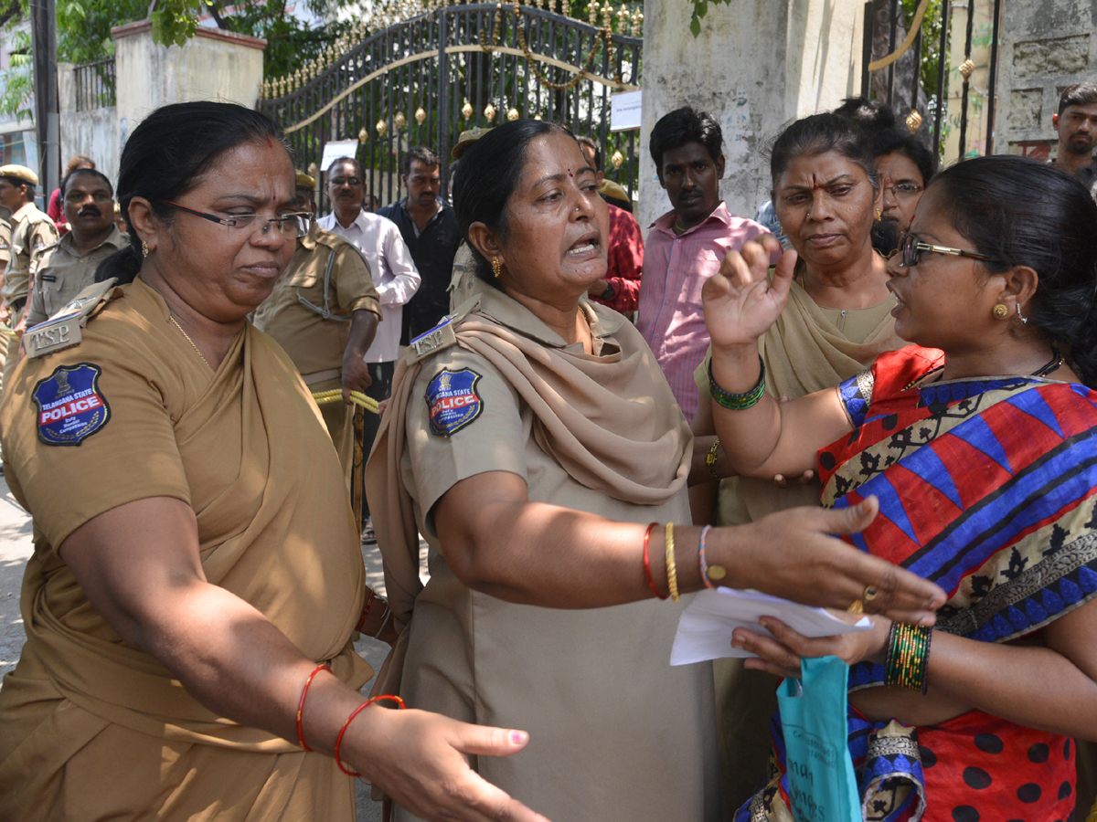 Students Protest At Nampally Inter Board Office PHoto Gallery - Sakshi4