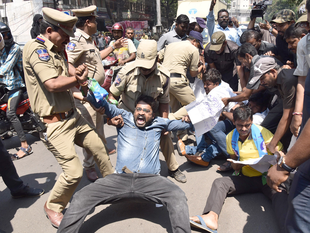 students protest nampally inter board office photo Gallery - Sakshi1