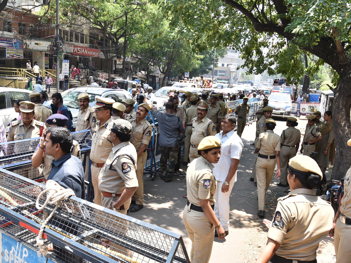 students protest nampally inter board office photo Gallery - Sakshi5