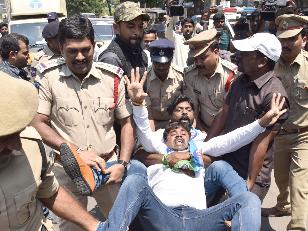 students protest nampally inter board office photo Gallery - Sakshi8