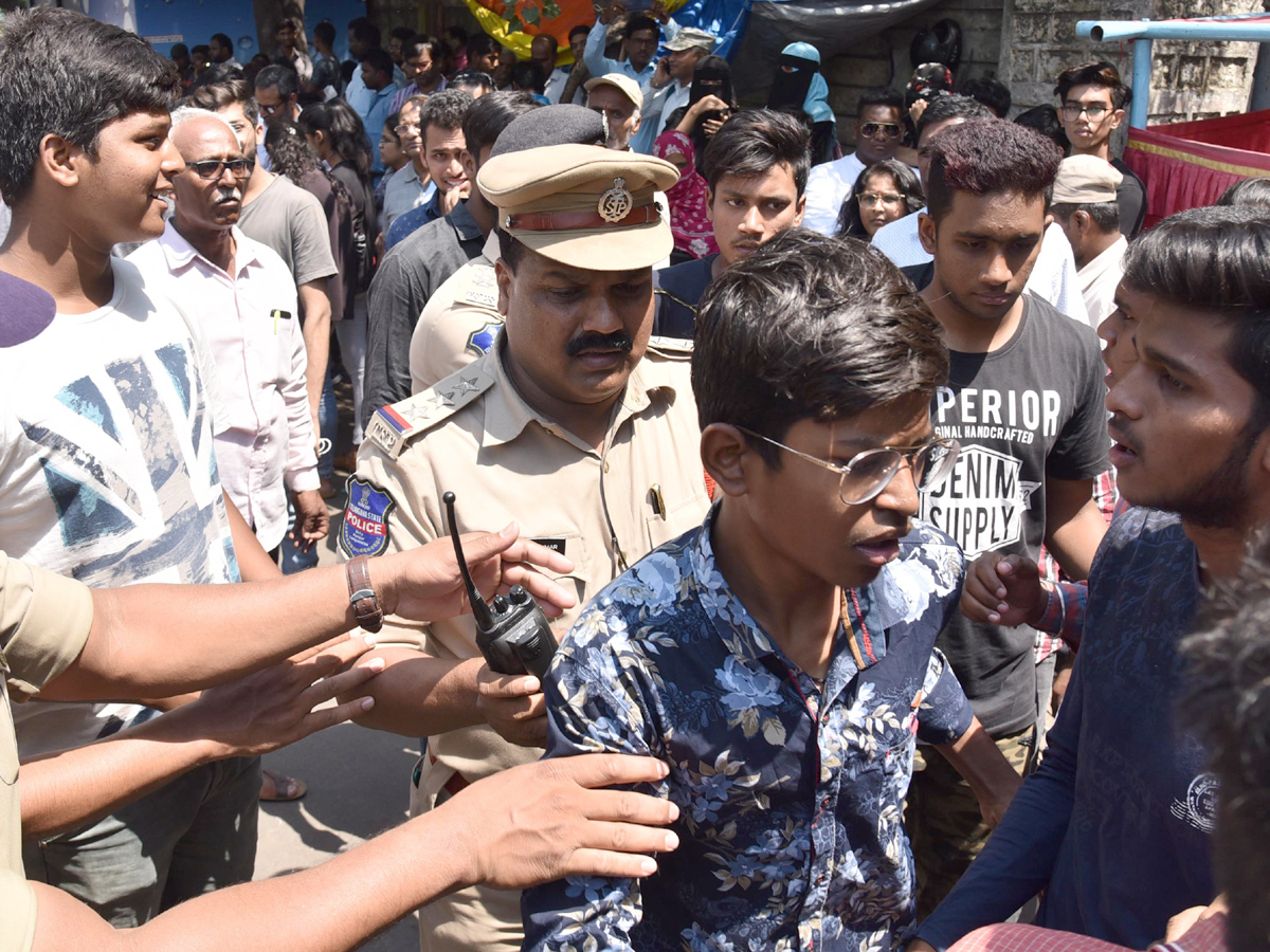 students protest nampally inter board office photo Gallery - Sakshi9