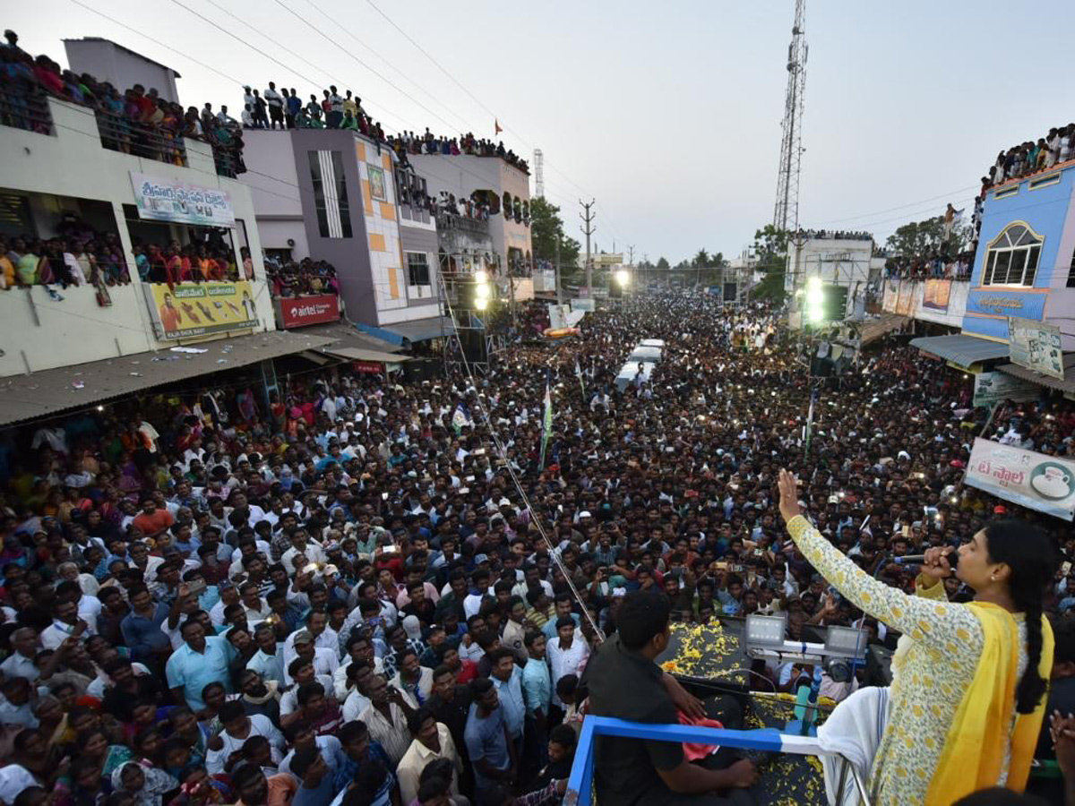 YS Sharmila Sharmila Speech In Kaikaluru Public Meeting Photo Gallery - Sakshi17