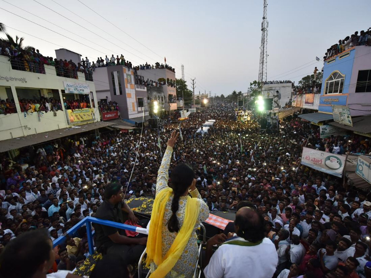 YS Sharmila Sharmila Speech In Kaikaluru Public Meeting Photo Gallery - Sakshi3