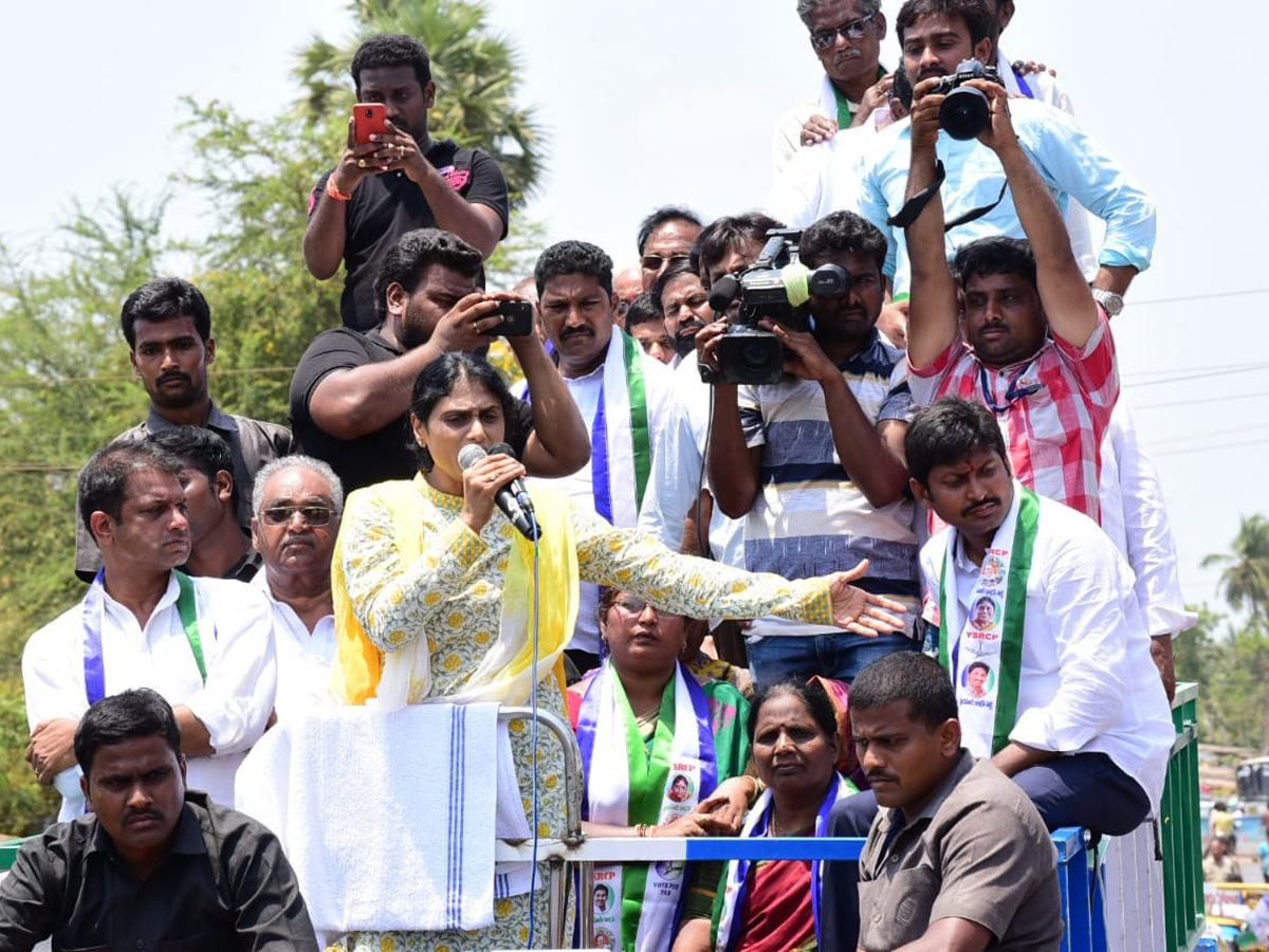 YS Sharmila Speech In Denduluru Public Meeting Photo Gallery - Sakshi1