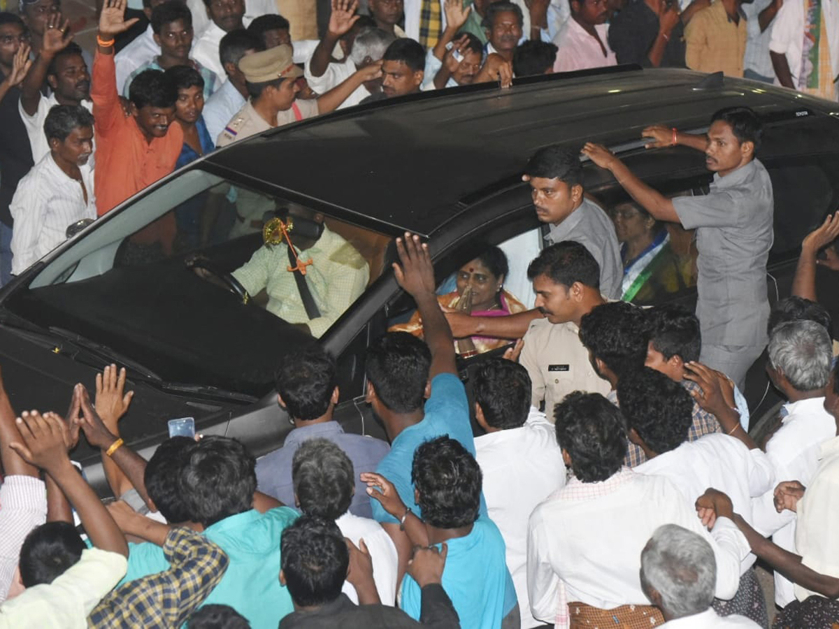 YS Vijayamma Public Meeting at Chodavaram Photo Gallery - Sakshi7