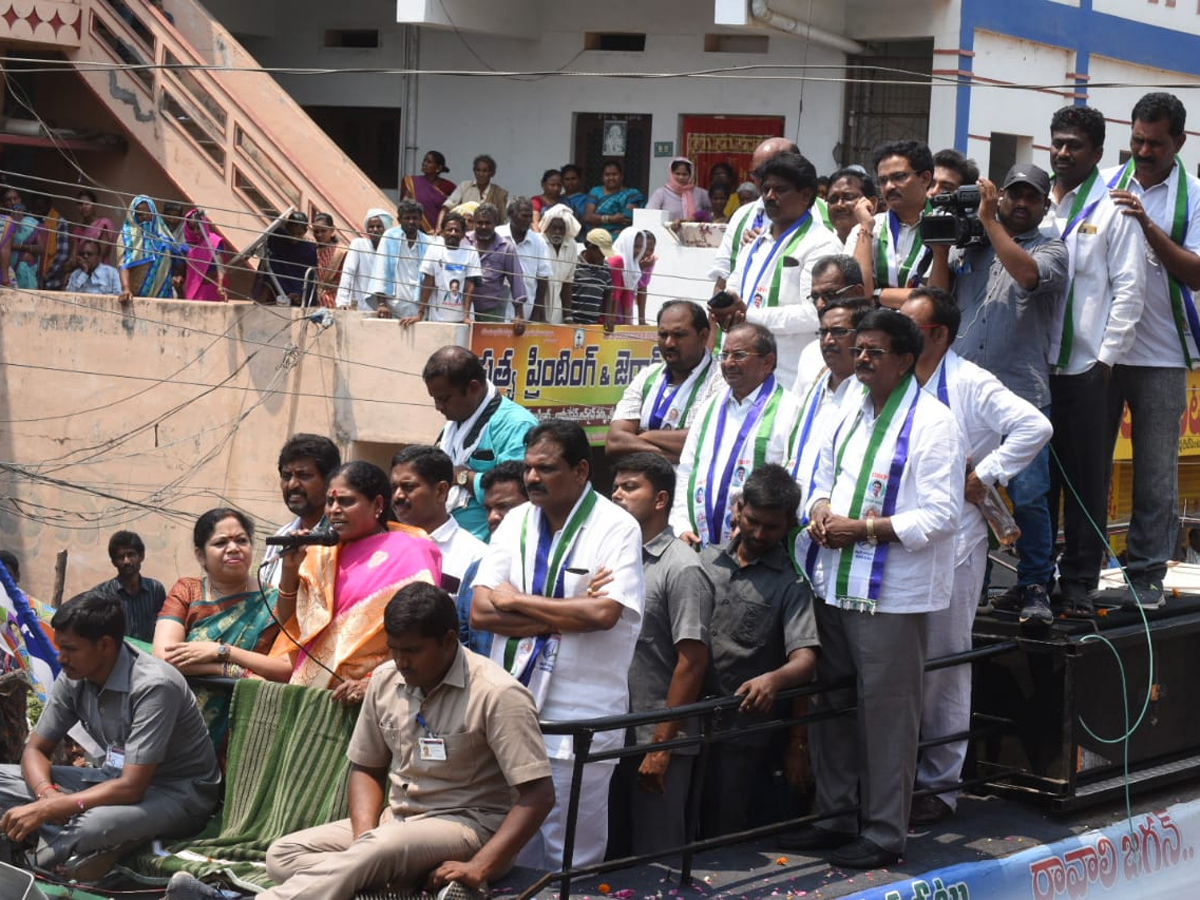 YS Vijayamma public meeting Vizianagaram Photo Gallery - Sakshi1