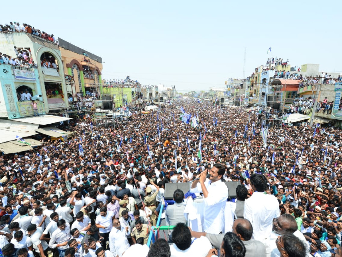 YS jagan public meeting at Piduguralla Photo Gallery - Sakshi9