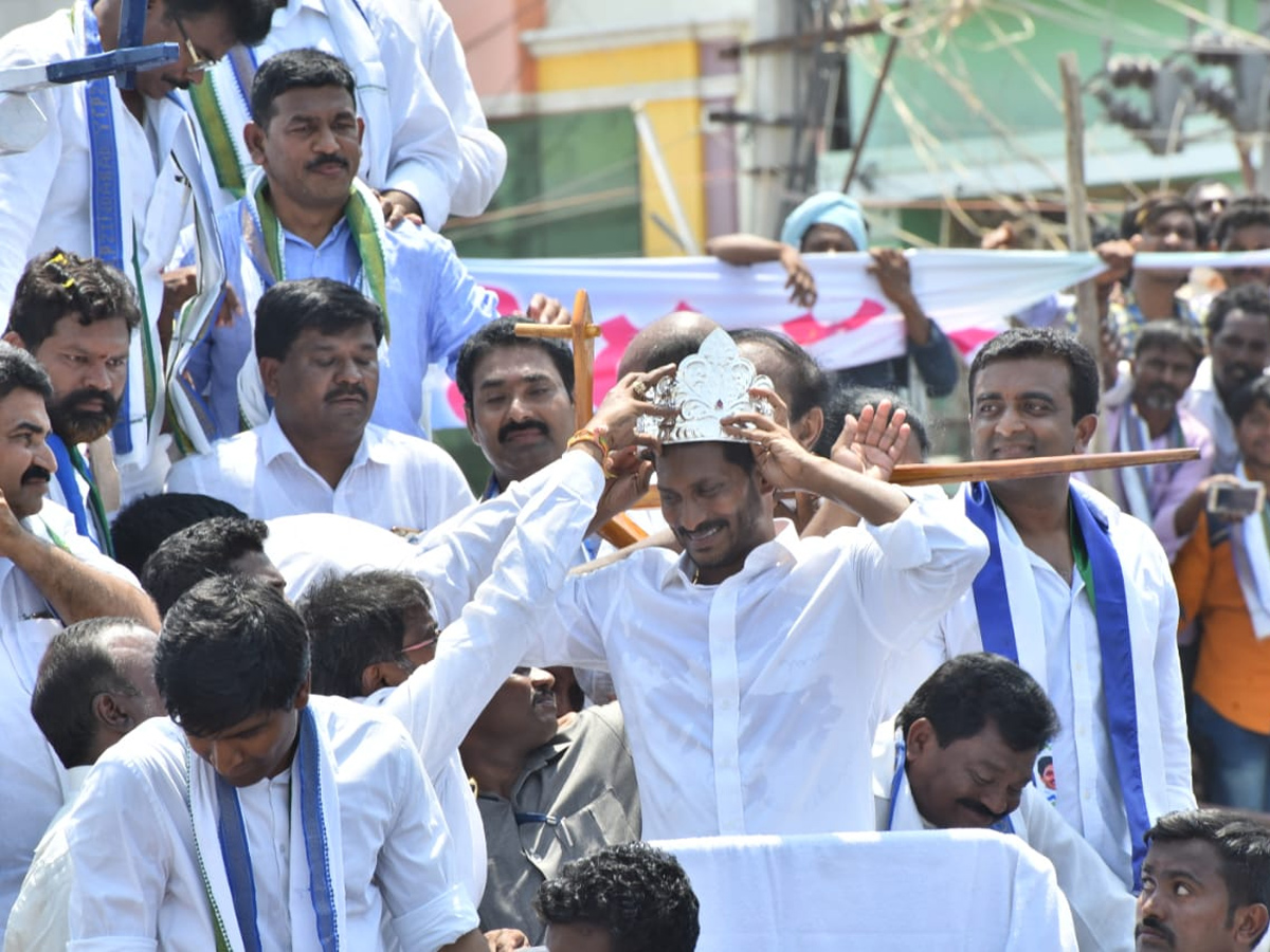 YS jagan public meeting at Piduguralla Photo Gallery - Sakshi10