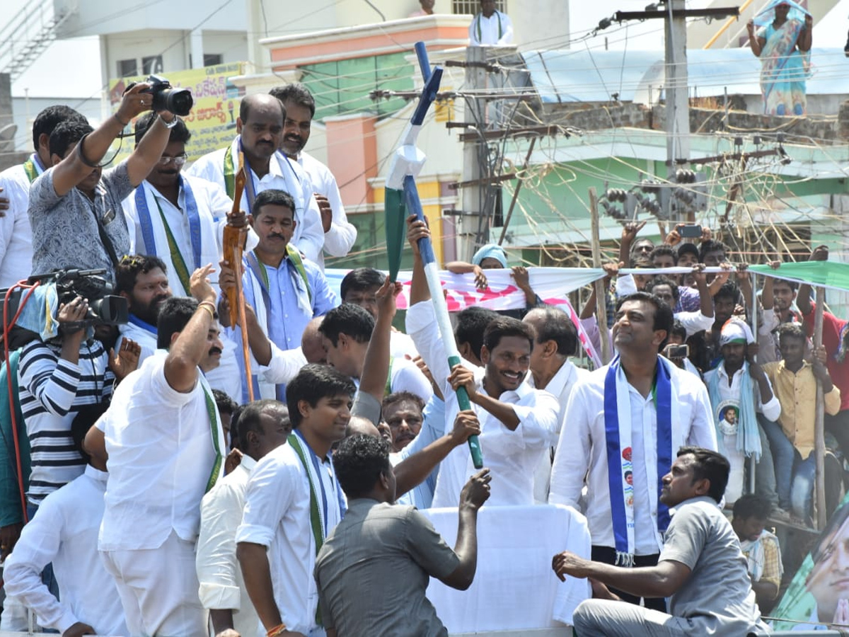 YS jagan public meeting at Piduguralla Photo Gallery - Sakshi11