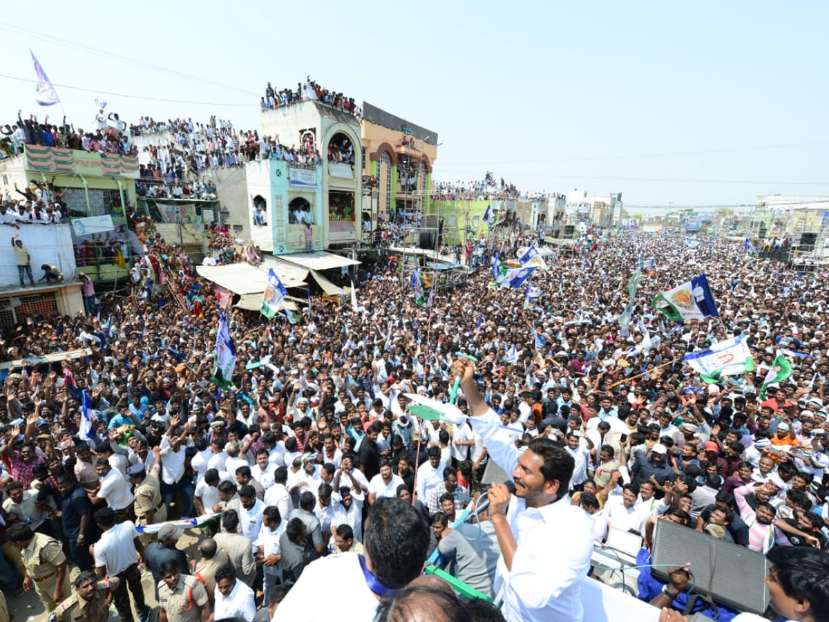 YS jagan public meeting at Piduguralla Photo Gallery - Sakshi13