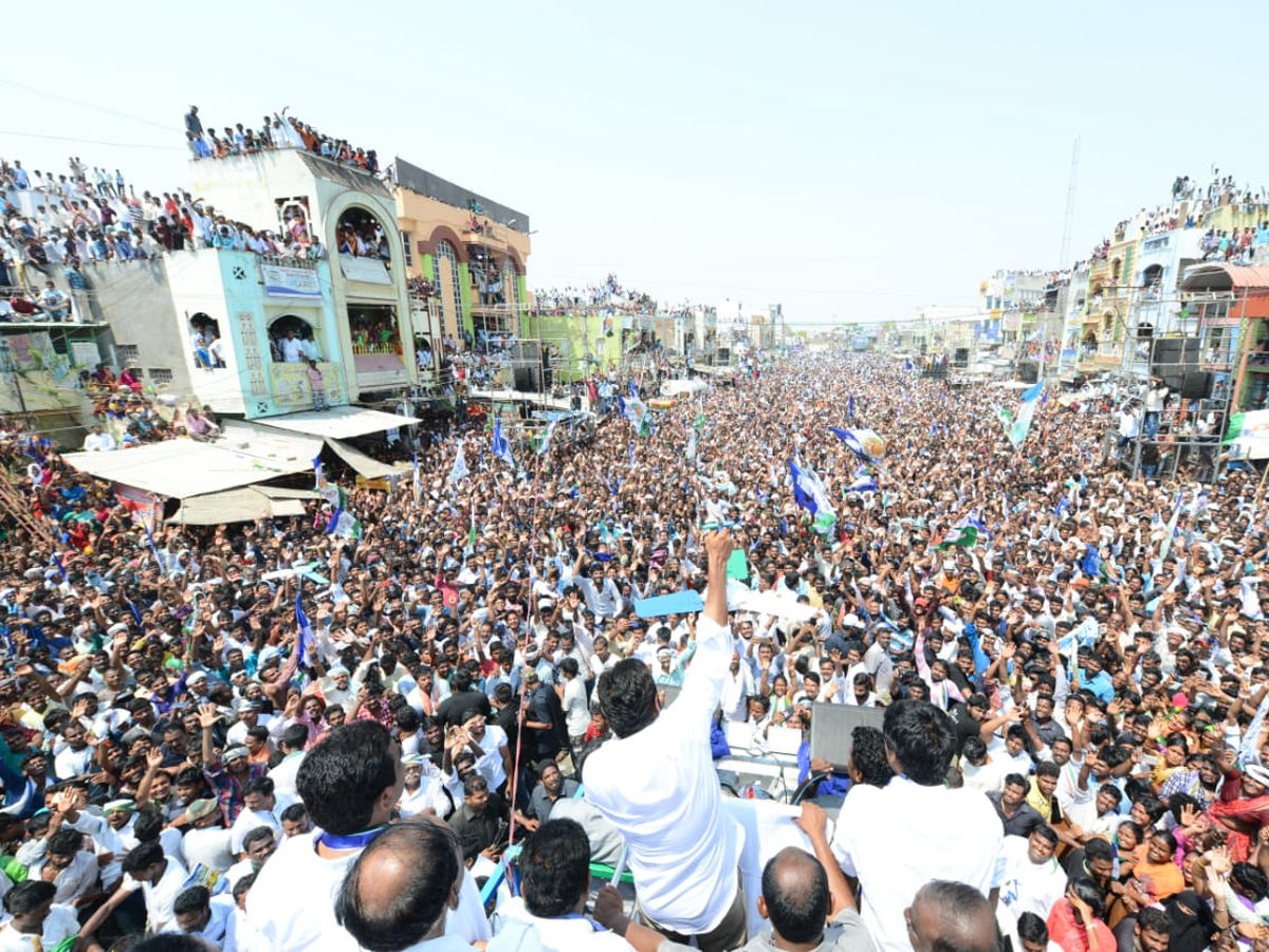 YS jagan public meeting at Piduguralla Photo Gallery - Sakshi2