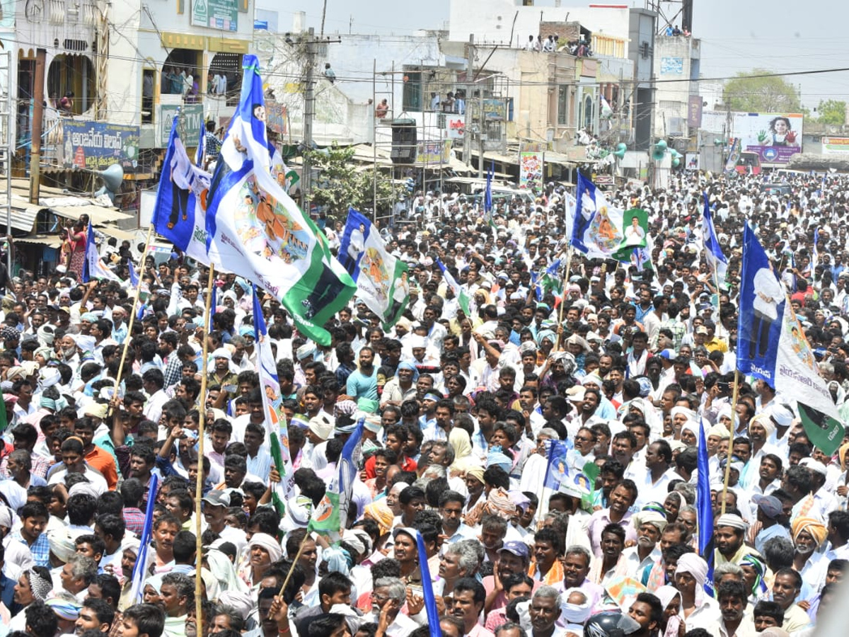 YS jagan public meeting at Piduguralla Photo Gallery - Sakshi3