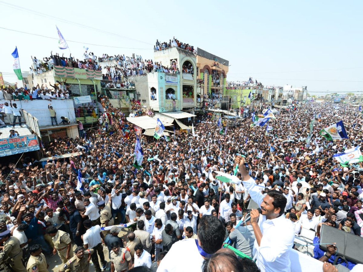 YS jagan public meeting at Piduguralla Photo Gallery - Sakshi4