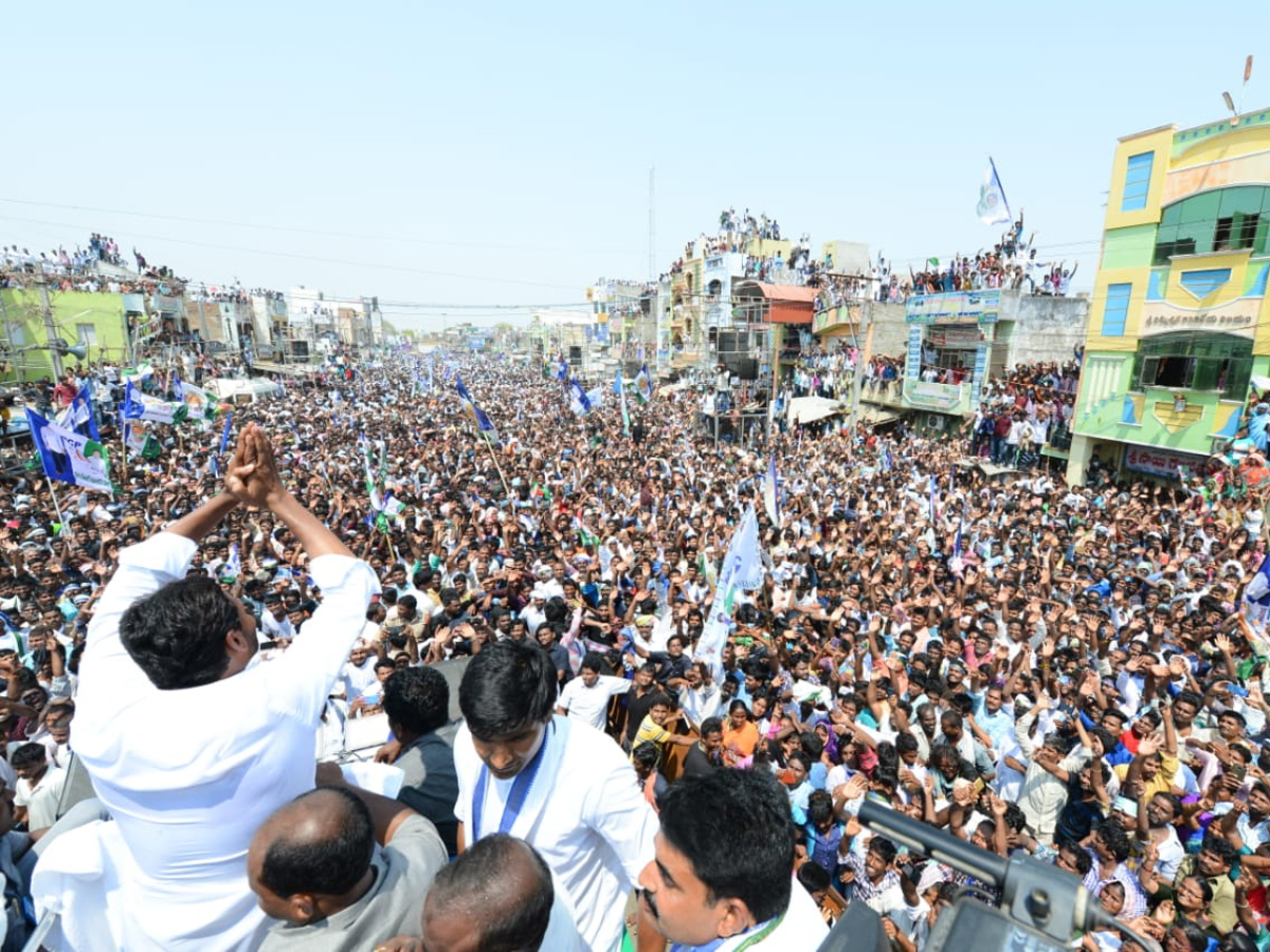 YS jagan public meeting at Piduguralla Photo Gallery - Sakshi5