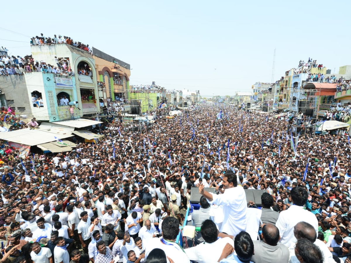 YS jagan public meeting at Piduguralla Photo Gallery - Sakshi1