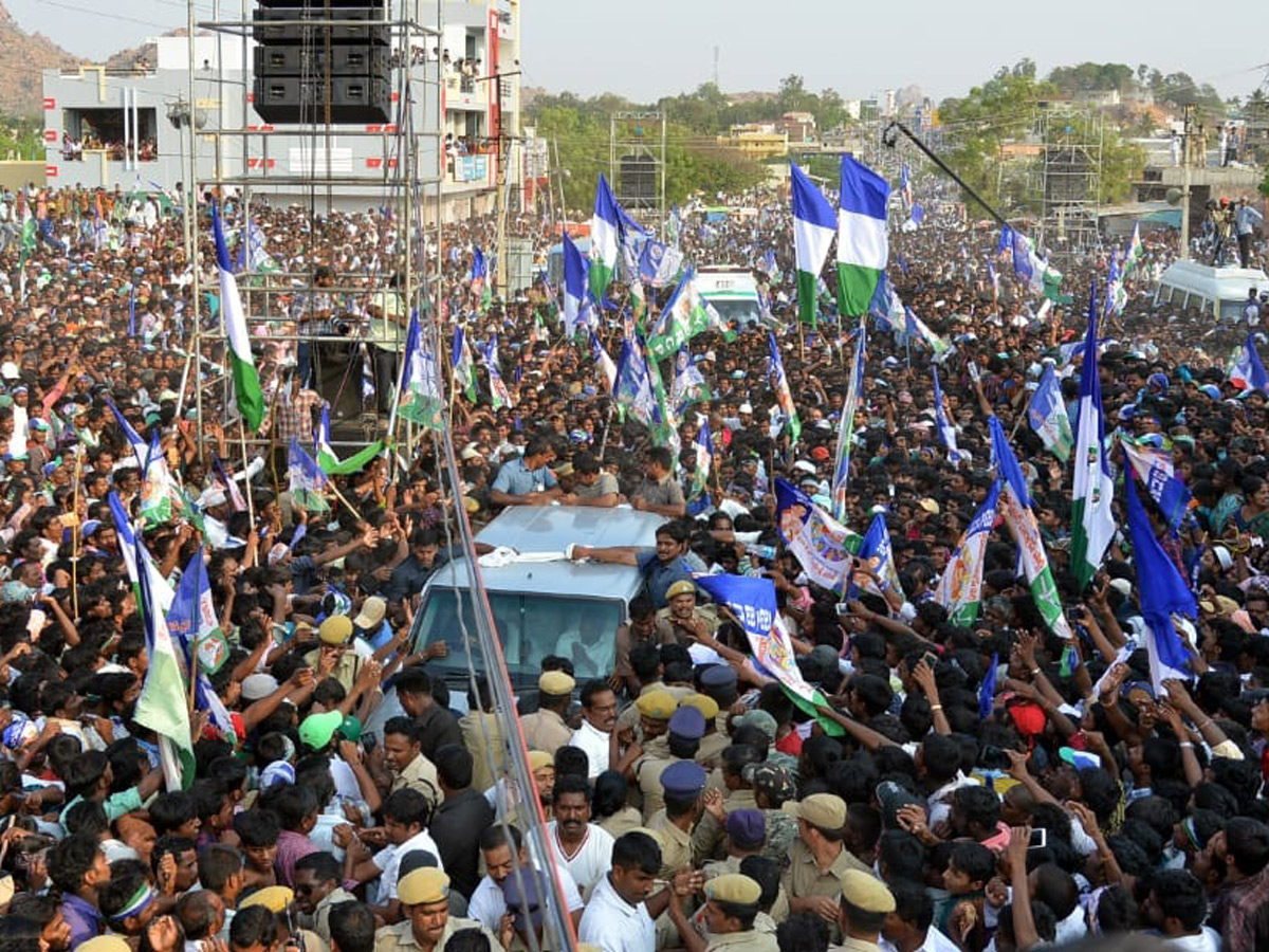 ys jagan election meeting In Kalyanadurgam Photo Gallery - Sakshi12