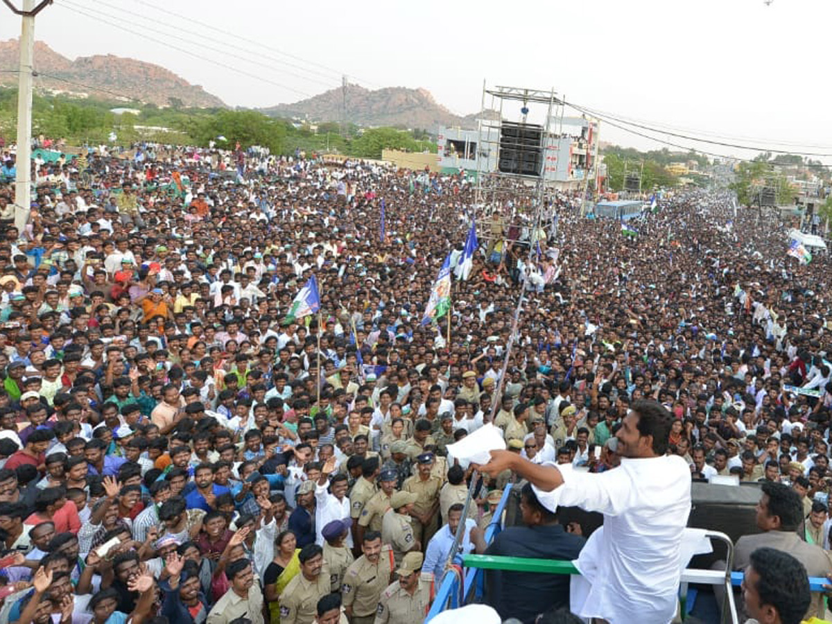 ys jagan election meeting In Kalyanadurgam Photo Gallery - Sakshi15