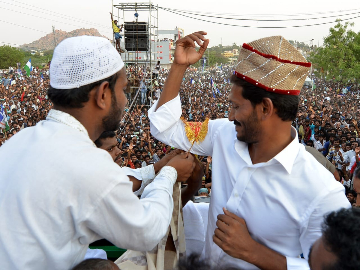 ys jagan election meeting In Kalyanadurgam Photo Gallery - Sakshi2